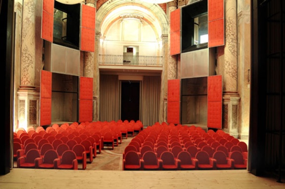 L'interno del Teatro 'V. Moriconi' L'interno del Teatro 'V. Moriconi'
