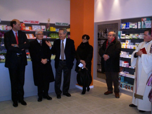 Un momento dell'inaugurazione della Farmacia Un momento dell'inaugurazione della Farmacia