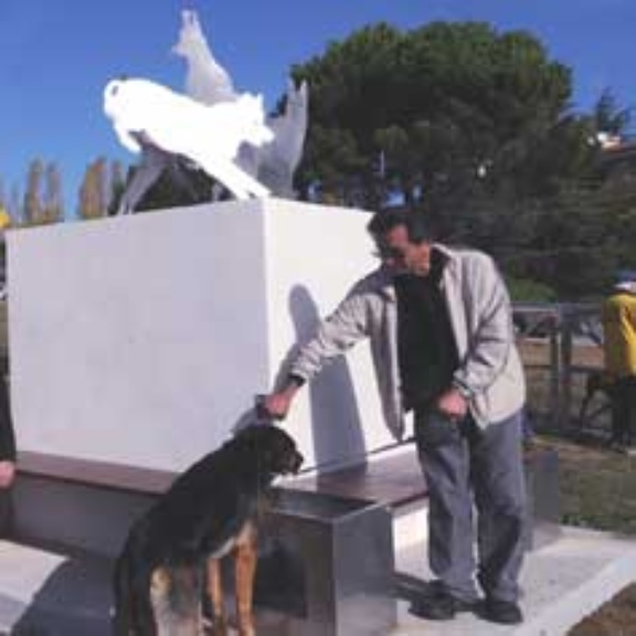 Il monumento edificato nell'area attrezzata per cani Il monumento edificato nell'area attrezzata per cani