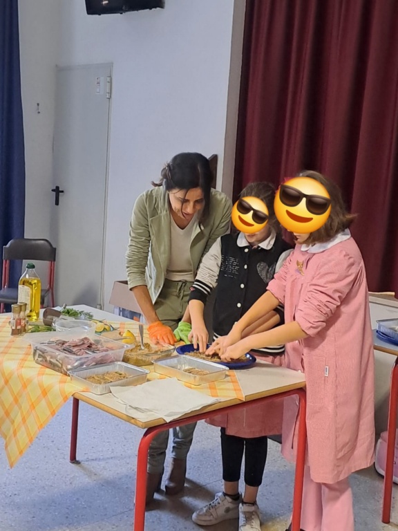 Bambine durante un laboratorio Bambine durante un laboratorio