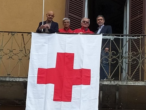 L'esposizione della bandiera della Croce Rossa nel palazzo comunale L'esposizione della bandiera della Croce Rossa nel palazzo comunale